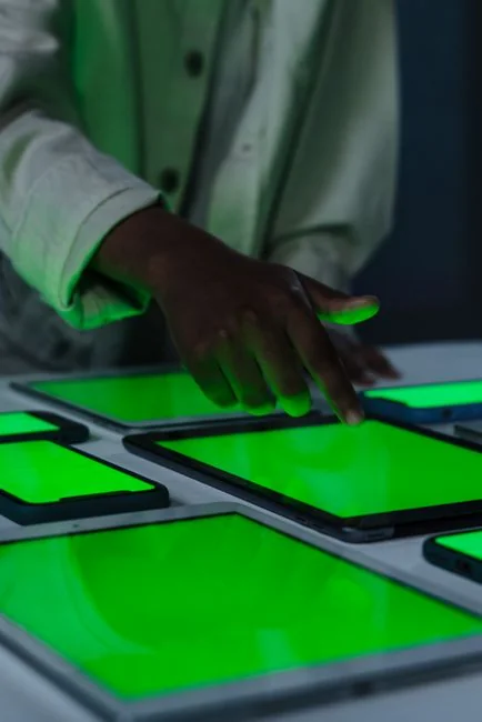 A smartphone in a miniature cart on a laptop symbolizes online shopping and digital payment.